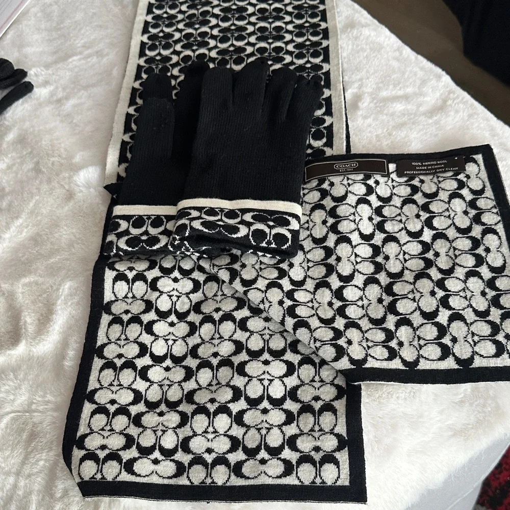 Classic Reversible B&WCoach Monogrammed Knit Scarf & Gloves Set Size 48*8